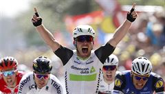Mark Cavendish slaví vítzství v úvodní etap letoní Tour de France.