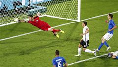 Mesut Özil (v bílém) st�ílí gól do italské sít�.