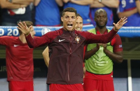 Portugalsko vs. Francie, finle ME 2016 (Ronaldo kouuje).