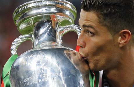 Portugalec Cristiano Ronaldo s trofej pro mistra Evropy.