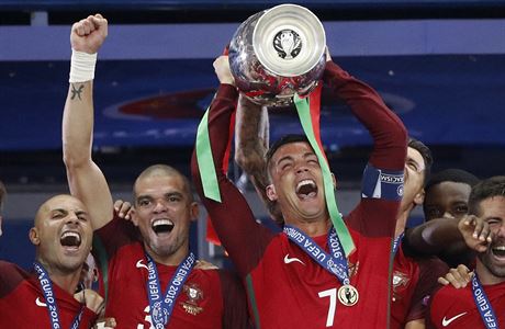 Radost Portugalc po titulu mistr Evropy (finále Euro 2016).