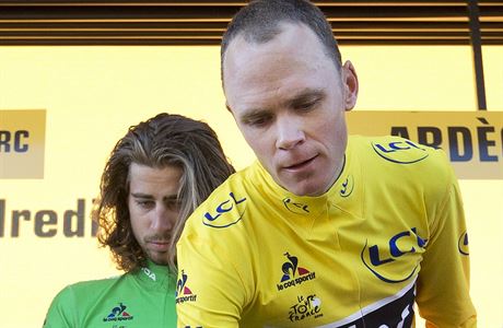 Brit Chris Froome a Slovák Peter Sagan na stupních vítz Tour de France 2016.