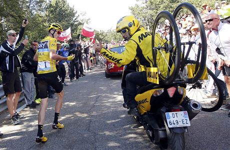 Problémy Chrise Frooma ve 12. etapě Tour de France 2016.