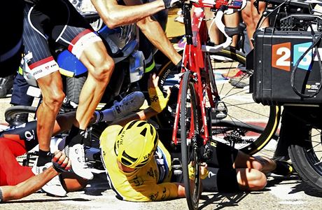 Problémy Chrise Frooma ve 12. etapě Tour de France 2016.