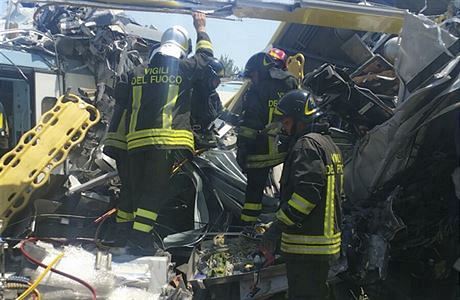 Italtí hasii zasahují v míst tragické sráky dvou vlak.