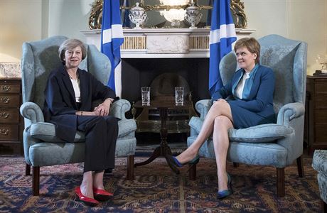 Premiérky Theresa Mayová a Nicola Sturgeonová - ilustraní snímek