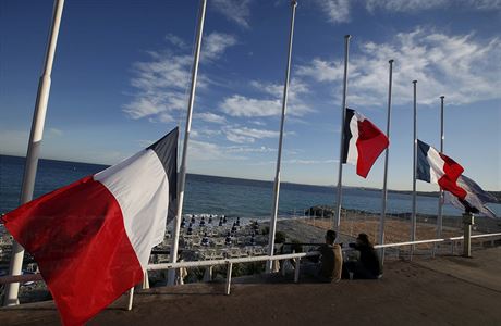 Francouzské vlajky vlají v Nice na pl erdi