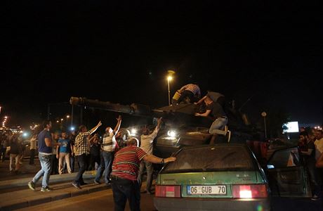 Civilist, vrni preidentovi Erdoganovi, se pokou zastavit tank