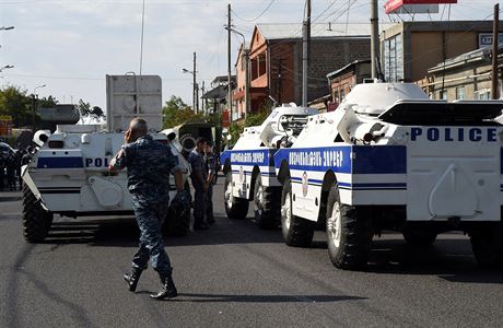 Policejní vozy blokují ulici v arménském Jerevanu.
