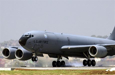KC-135R Stratotanker ve slubch americkho letectva na tureck zkladn...