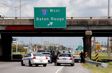 Po stelb na policisty je v Baton Rouge zastaven provoz na nkterch cestch