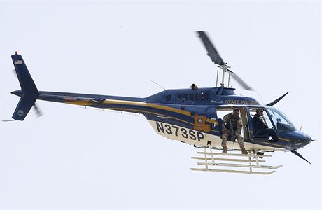 Policejn vrtulnk hldkuje nad Baton Rouge