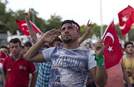 Erdoganv pznivce bhem manifestace na podporu tureckho prezidenta