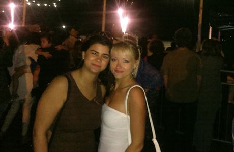 Markéta Kiová (vpravo) s alírskou kamarádkou pi odpálení ohostroje k...