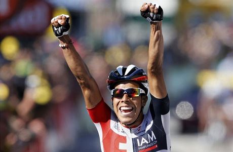Kolumbijsk cyklista Jarlinson Pantano z tmu IAM se raduje z vhry v 15. etap...