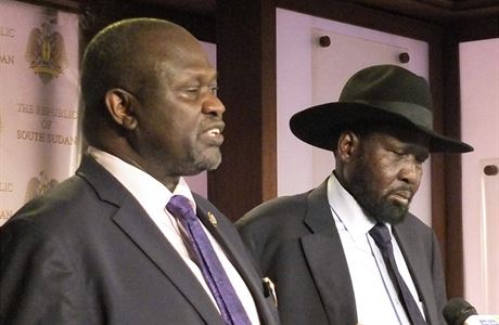 Nesmiiteln soupei? Viceprezident Riek Machar (vlevo) a prezident Salva Kiir...