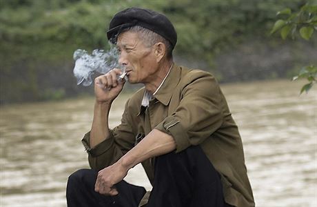 Kouící Severokorejec si na behu eky vychutnává vzácný odpoinek. Znaná ást...