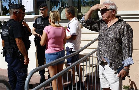 Francouztí etníci brání lidem ve stupu na promenádu, kde policejní experti...