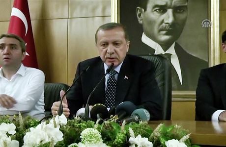 Recep Tayyip Erdogan mluví po pokusu o pevrat. Za ním je obraz Atatürka