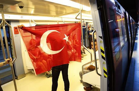 Tureck vlajka ve stanici ankarskho metra.