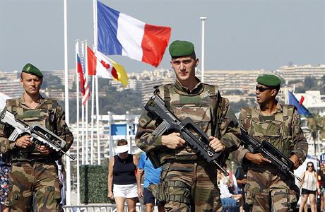 Francouztí vojáci na Promenade des Anglais v Nice, djiti krvavého...
