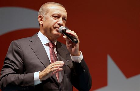 Na snímku prezident Erdogan obrací ke svým stoupencm v Istanbulu, pívrence...