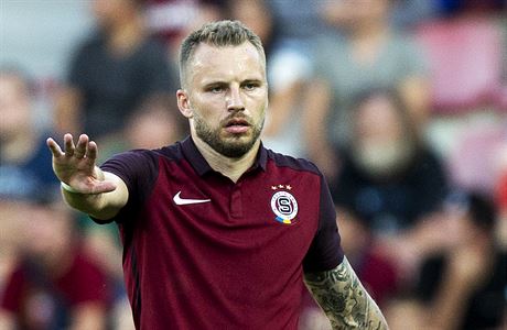 Michal Kadlec v ppravnm utkn Sparty proti Fenerbahce.