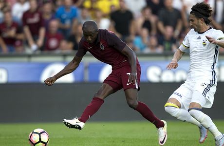 Sparan Kehinde Fatai (vpravo) v souboji s hrem Fenerbahce Istanbul.