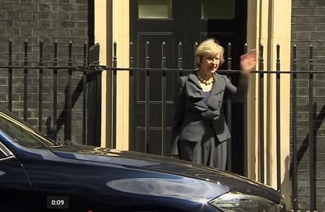 Budoucí premiérka Velké Británie Theresa Mayová si v Downing Street spletla...