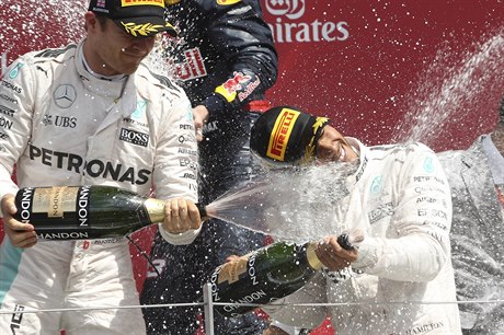 Nico Rosberg (vlevo) slaví s Lewisem Hamiltonem.