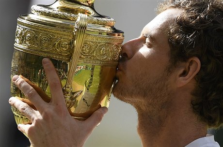 Andy Murray líbá trofej pro vítěze Wimbledonu.
