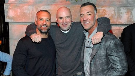 Dana White (uprostřed) s dnes již bývalými majiteli UFC bratry Fertittovými.