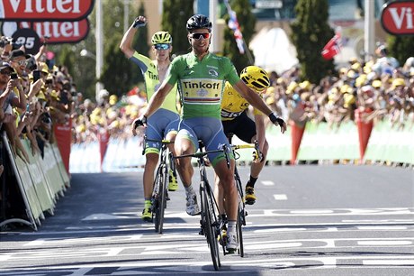 Peter Sagan vítězí v 11. etapě Tour de France před Chrisem Froomem.