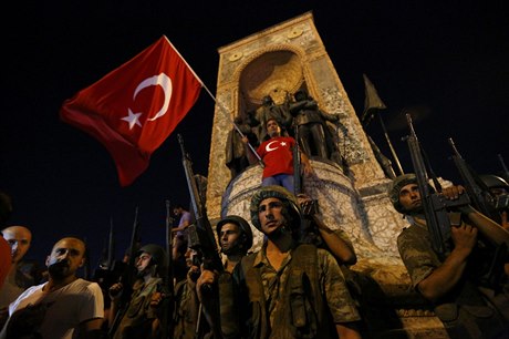 Turetí vojáci na Taksim Square v Istanbulu.