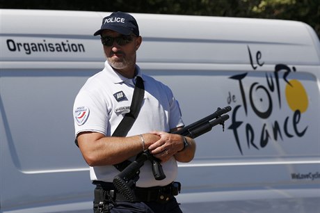Policista hlídá jednu z etap Tour de France.
