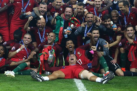 Portugalci se radují s pohárem i medailemi na krku