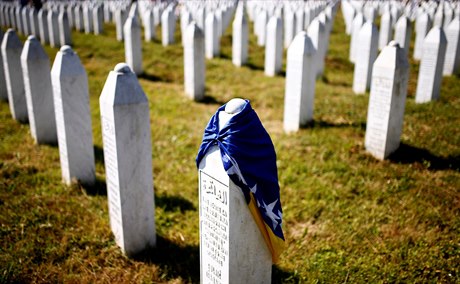 Hrob zakrytý bosenskou vlajkou ped masovým pohbem v památníku Potocari...