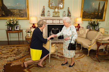 Královna Albta II. vítá novou britskou premiérku Theresu Mayovou.