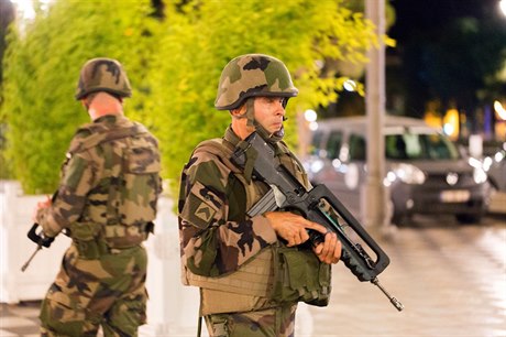 Francouztí vojáci stojí na strái u místa, kde dolo k teroristickému útoku.