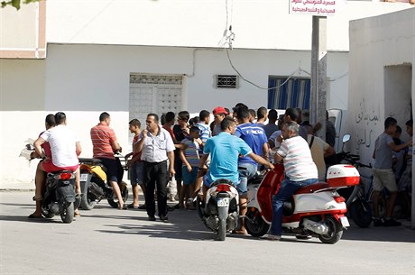 Dav lidí poblí domu, kde Mohamed Lahouaiej Bouhlel v Tunisku il.