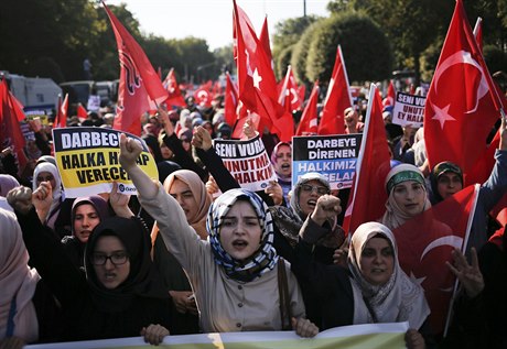 Demonstrace na podporu tureckého prezidenta Erdogana v Istanbulu