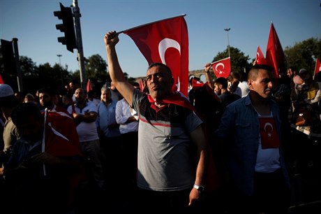 Turci slaví. Prezident Erdogan má irokou podporu