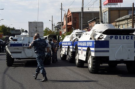 Policejní vozy blokují ulici v arménském Jerevanu.