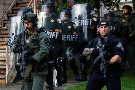 Policisté v Baton Rouge.