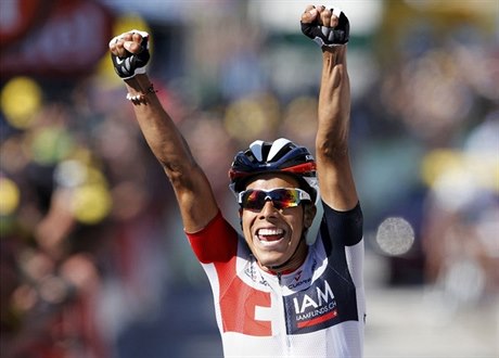 Kolumbijský cyklista Jarlinson Pantano z týmu IAM se raduje z výhry v 15. etapě...