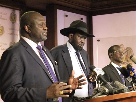 Nesmiitelní soupei? Viceprezident Riek Machar (vlevo) a prezident Salva Kiir...