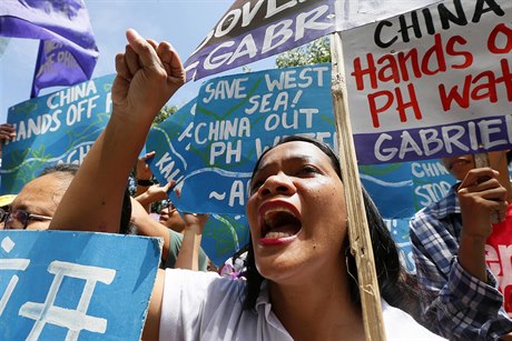 Filipínci v Manile protestují proti postupu Číny v Jihočínském moři.