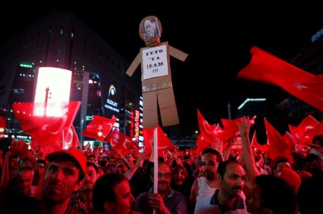Na provládní demonstraci v Ankae se objevovaly i atrapy klerika Gülena, jeho...