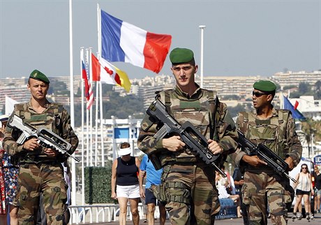 Francouzští vojáci na Promenade des Anglais v Nice, dějišti krvavého...