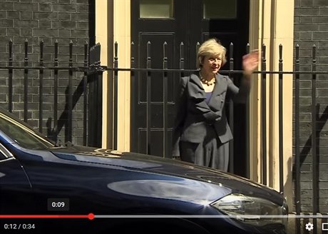 Budoucí premiérka Velké Británie Theresa Mayová si v Downing Street spletla...